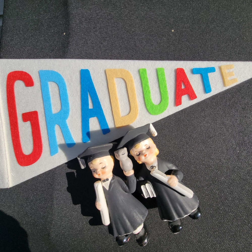 Vintage Lefton 2614 Boy & Girl Graduates ~ MCM ~ Cute~ Kitschy ~ Flawed 😞😩